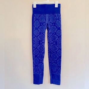 Lululemon Ebb to Street blue sapphire snakeskin tight size 2-4